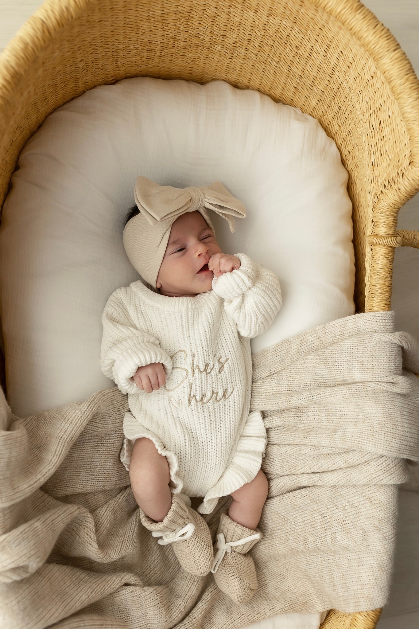 Pagliaccetto in maglia a costine con volant She’s here | Latte & Oat