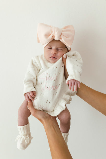Pagliaccetto in maglia traforata con volant She’s here | Latte & Rosa