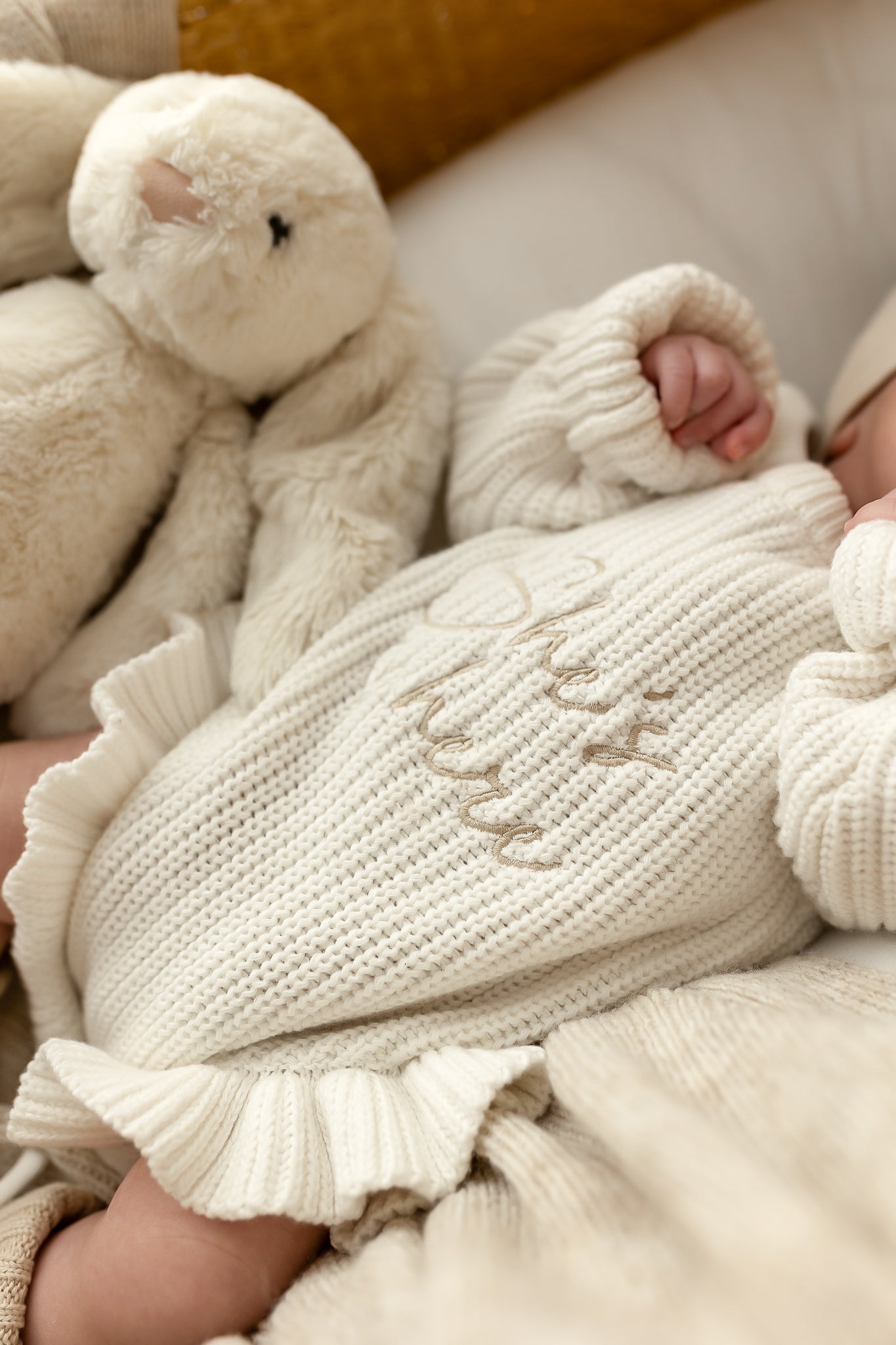 Pagliaccetto in maglia a costine con volant She’s here | Latte & Oat