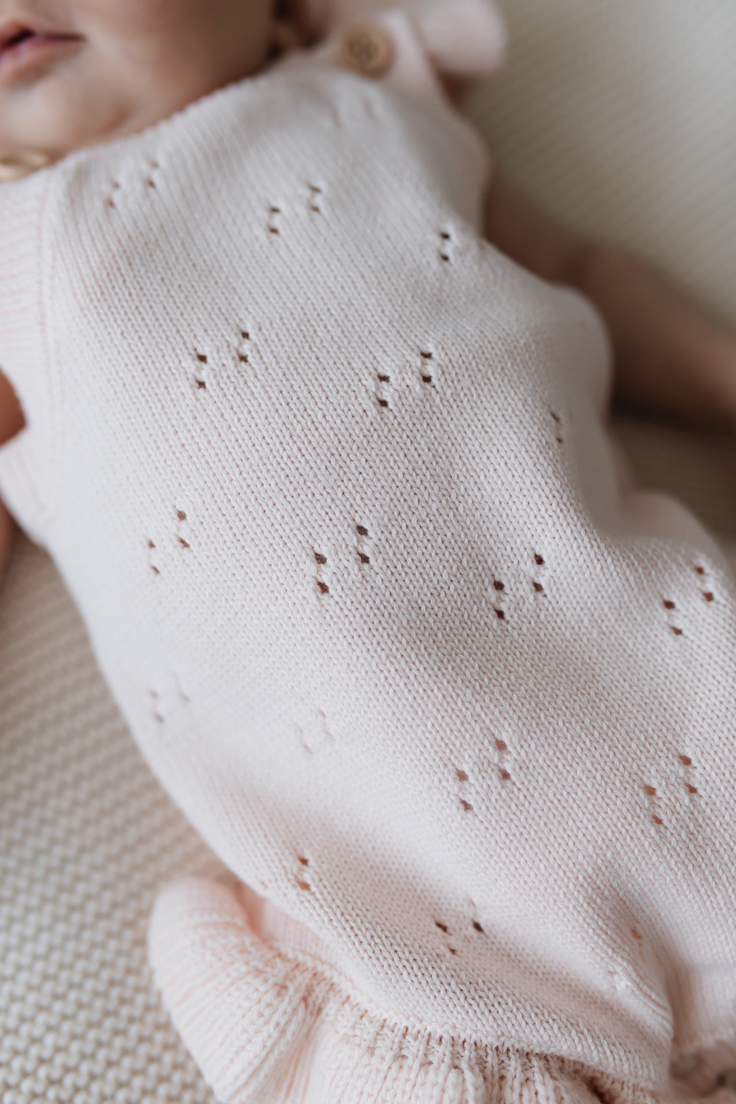 Pagliaccetto in maglia traforata con volant | Rosa