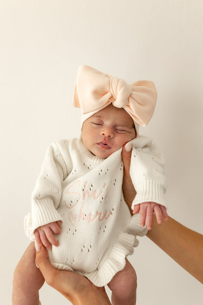 Pagliaccetto in maglia traforata con volant She’s here | Latte & Rosa