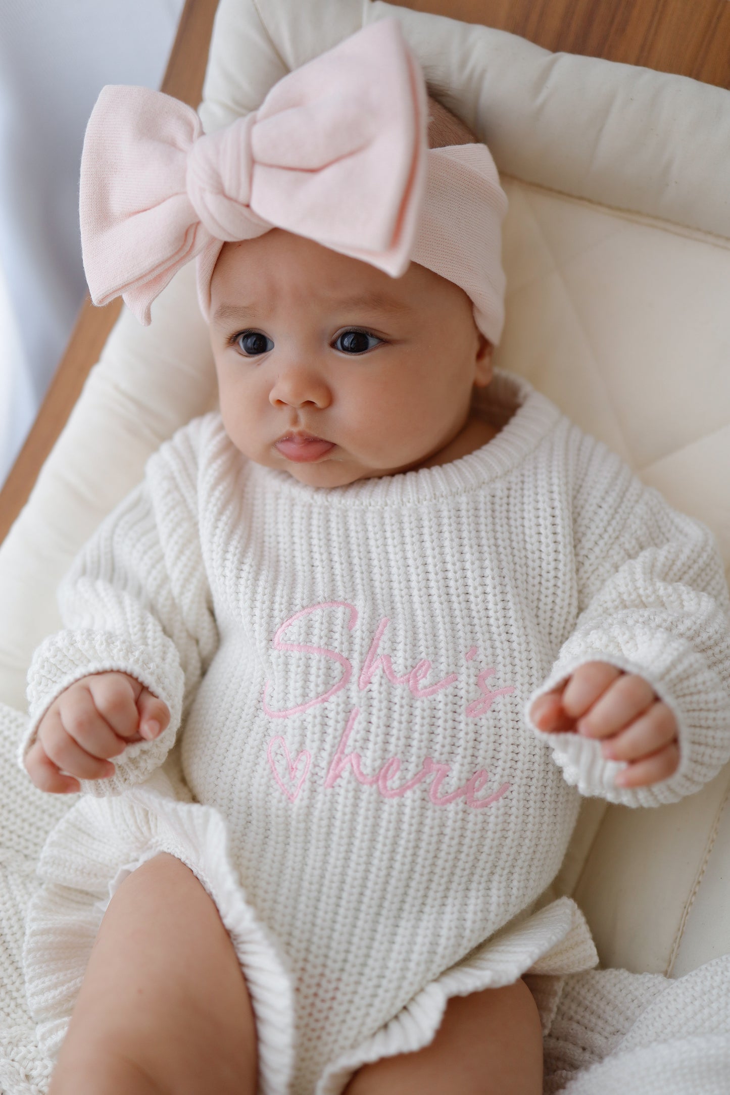 Pagliaccetto in maglia a costine con volant She’s here | Latte & Rosa