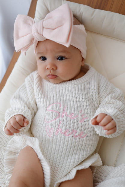 Pagliaccetto in maglia a costine con volant She’s here | Latte & Rosa