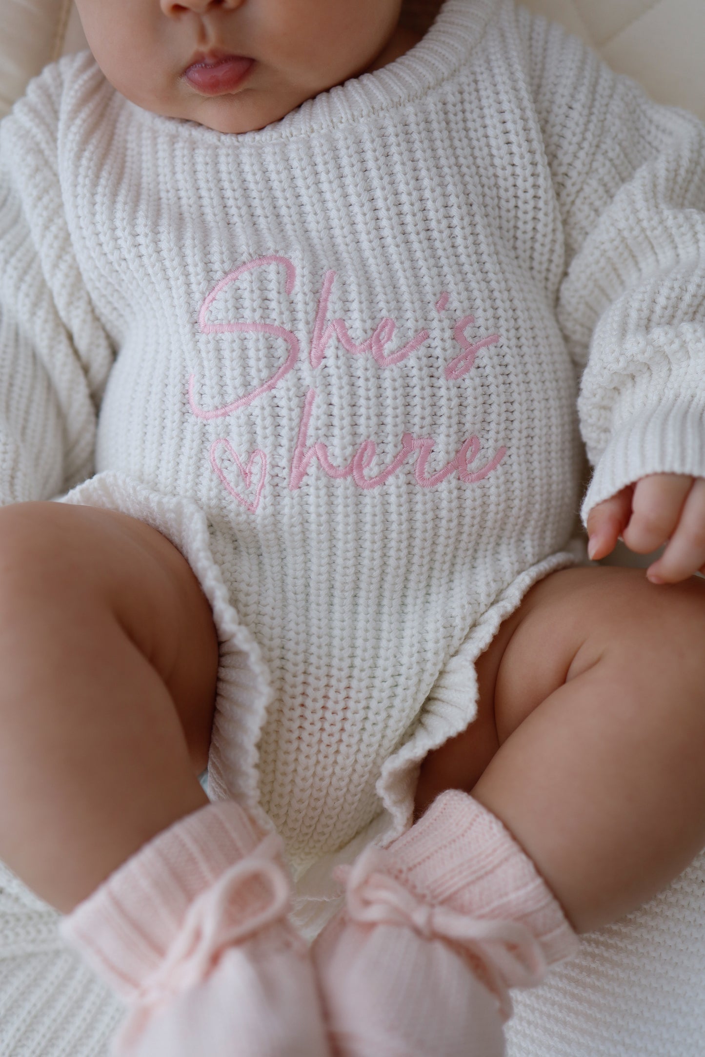 Pagliaccetto in maglia a costine con volant She’s here | Latte & Rosa