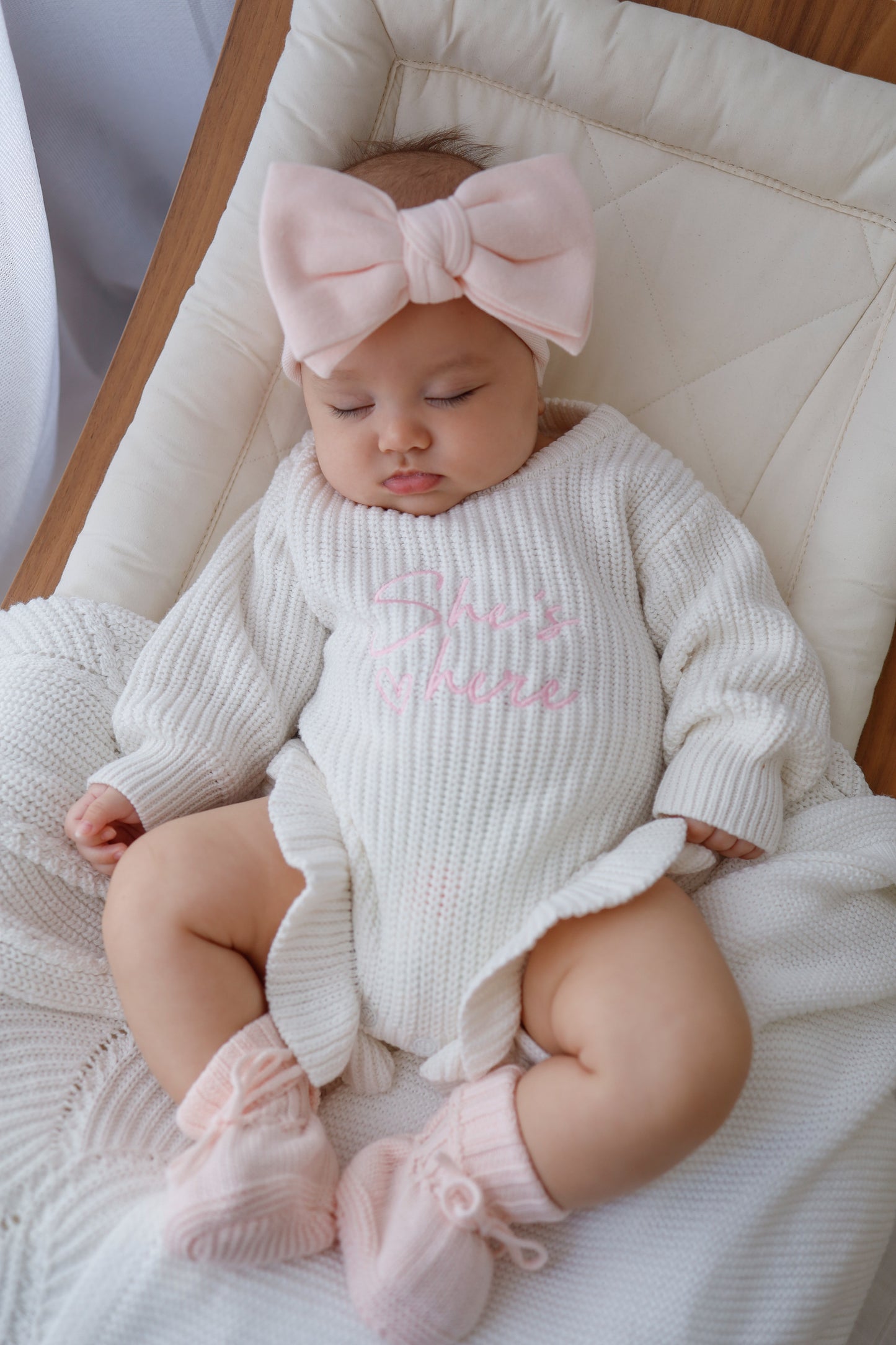 Pagliaccetto in maglia a costine con volant She’s here | Latte & Rosa