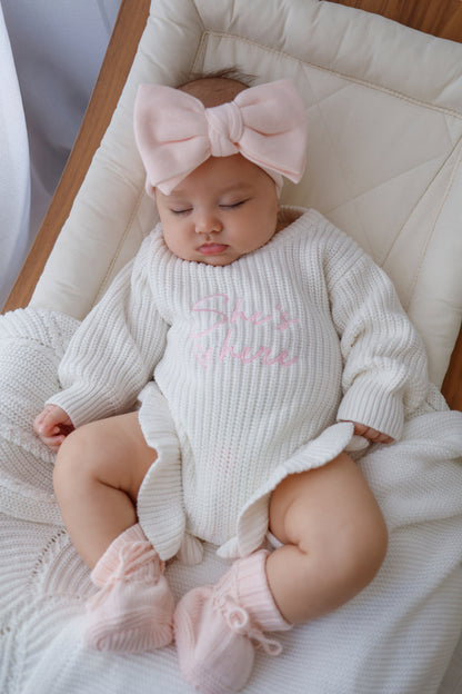 Pagliaccetto in maglia a costine con volant She’s here | Latte & Rosa