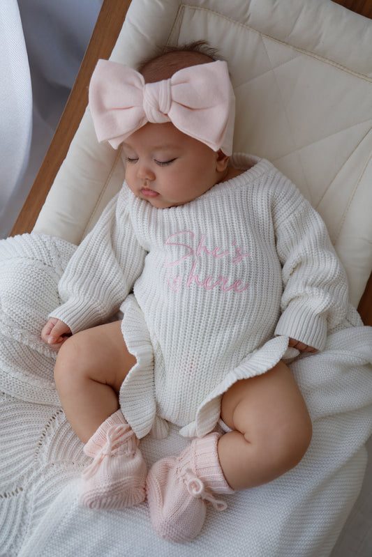 Pagliaccetto in maglia a costine con volant She’s here | Latte & Rosa