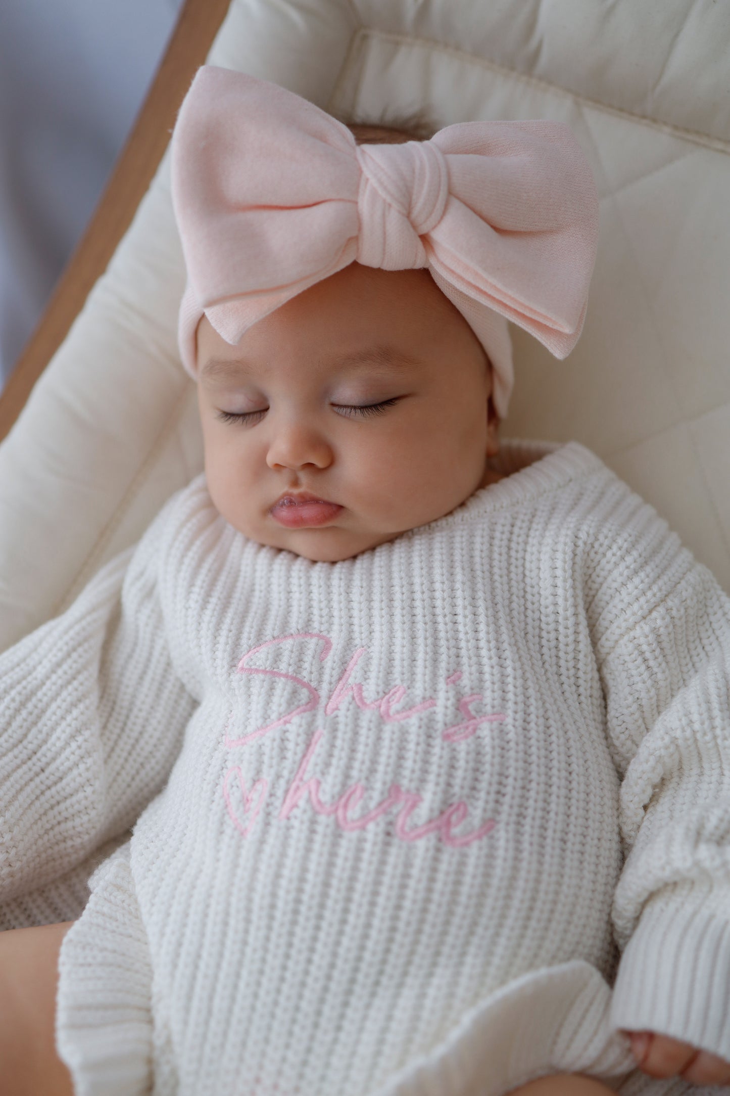 Pagliaccetto in maglia a costine con volant She’s here | Latte & Rosa