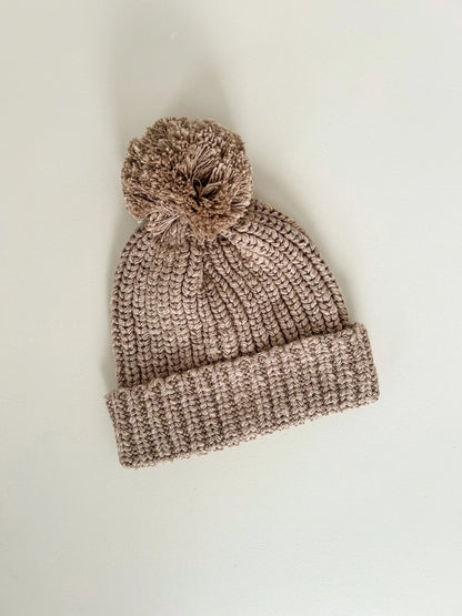 Cappellino Pompon in cotone testurizzato | Cioccolato